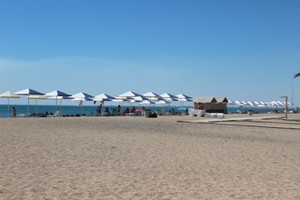 Пляж отеля у моря в Саках